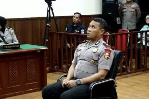 Momen Kompol Kosmas menangis saat dipecat Polri: “Saya hanya jalankan perintah komandan”
