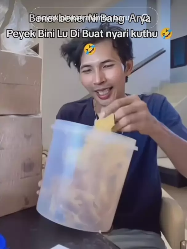 review jujur Arya Khan coba peyek © TikTok review jujur Arya Khan coba peyek © TikTok