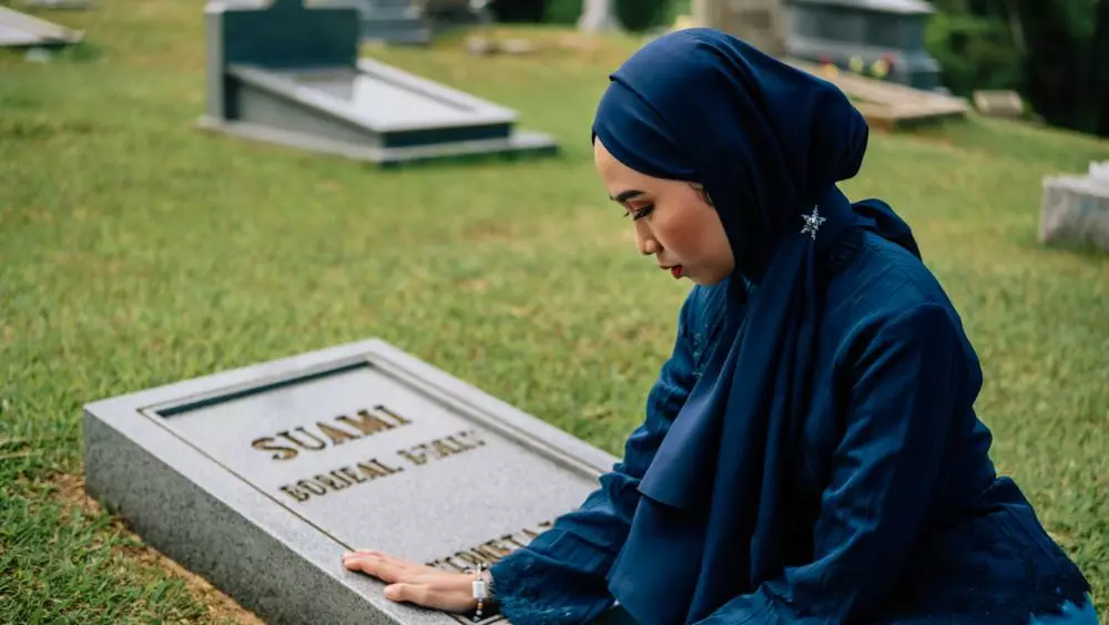 Kata-kata sedih karena rindu orang tersayan © 2025 brilio.net Kata-kata sedih karena rindu orang tersayan © 2025 brilio.net