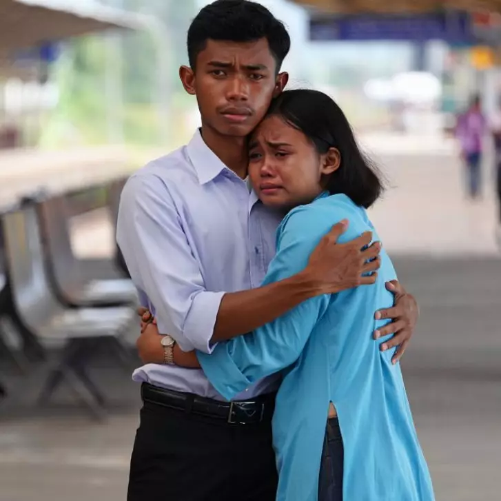 100 Quotes sedih tentang perpisahan, curahan hati saat melepas orang tersayang