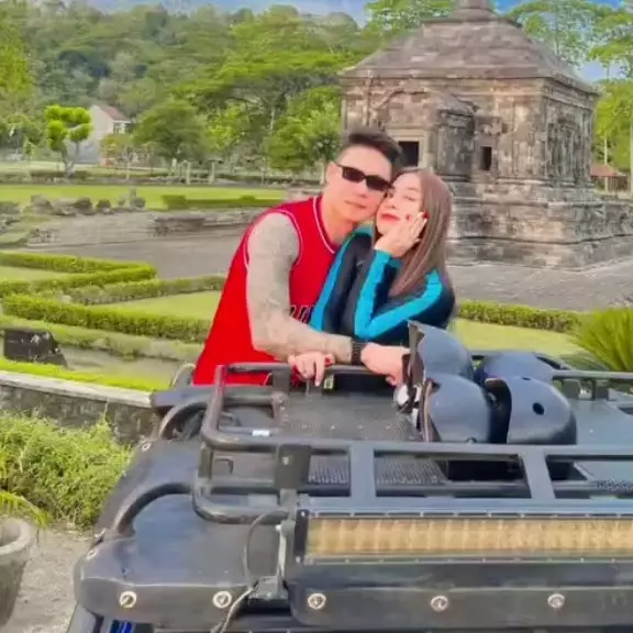 Anisa Bahar putus dari pacar berondong ternyata diam-diam menikah, ini 9 potret gandeng suami baru