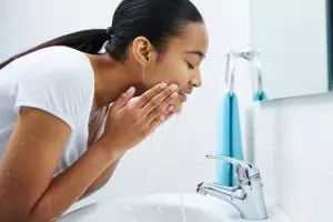 10 Pembersih wajah mencerahkan kulit berminyak, tanpa iritasi harga di bawah Rp 100 ribu