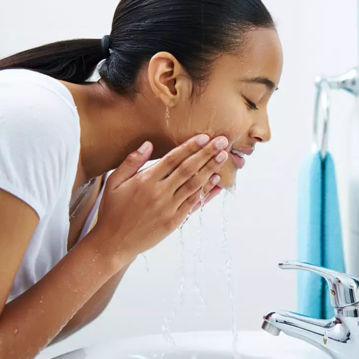 10 Pembersih wajah mencerahkan kulit berminyak, tanpa iritasi harga di bawah Rp 100 ribu