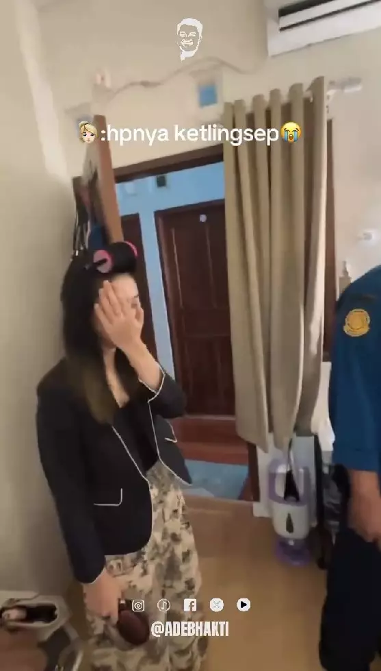 damkar rescue HP jatuh di sela kasur © Instagram damkar rescue HP jatuh di sela kasur © Instagram