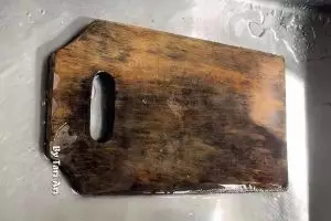 Jangan biarkan talenan kayu berjamur hitam! Cuci pakai soda kue dan 2 bahan dapur ini biar steril lagi