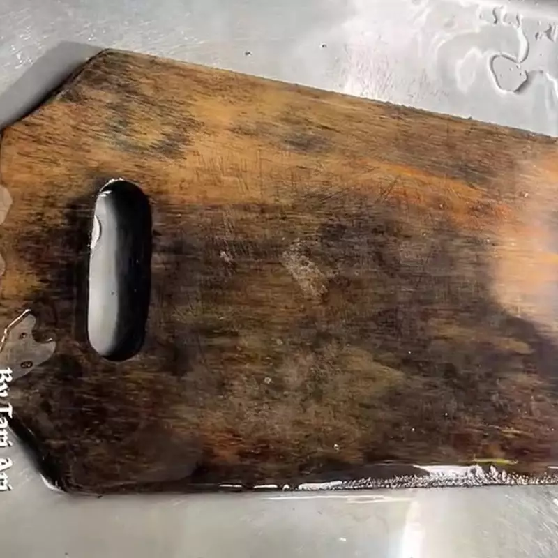 Jangan biarkan talenan kayu berjamur hitam! Cuci pakai soda kue dan 2 bahan dapur ini biar steril lagi