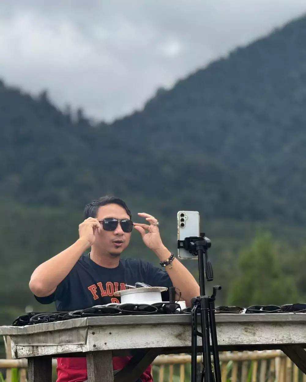 aden bajaj saat sepi job jadi tukang potong ayam © 2025 brilio.net