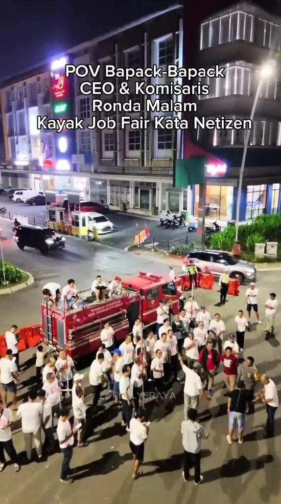 bapak-bapak CEO dan komisaris jaga komplek © TikTok bapak-bapak CEO dan komisaris jaga komplek © TikTok