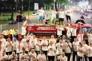 POV bapak-bapak CEO dan komisaris jaga komplek dengan ronda malam, vibesnya bak perkumpulan bisnis