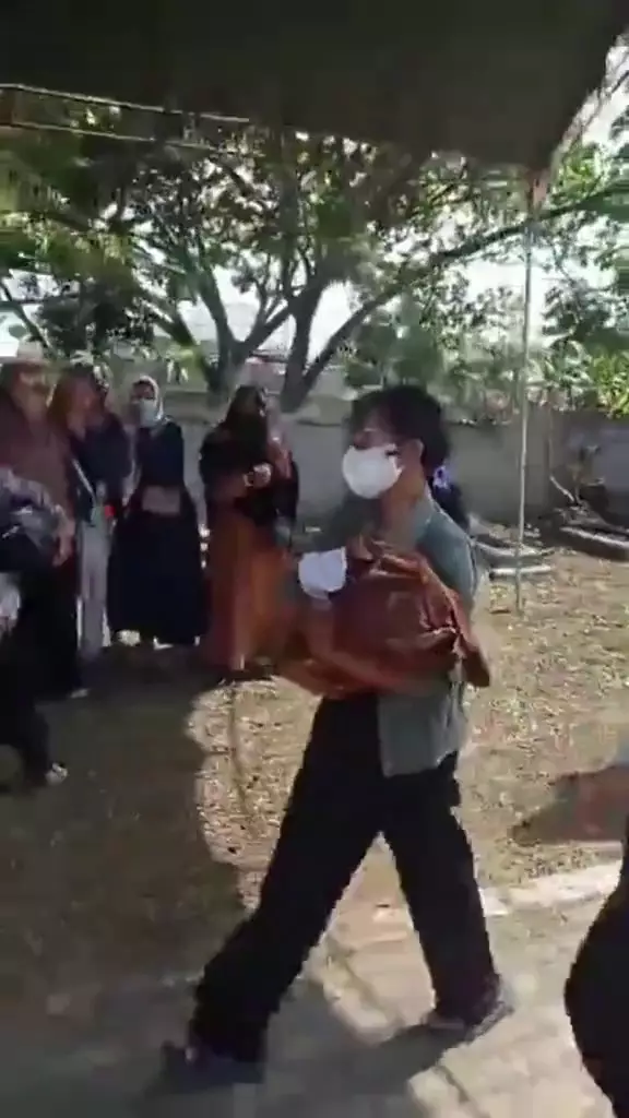 Momen pemakaman keluarga korban pembunuhan di Indramayu © 2025 brilio.net