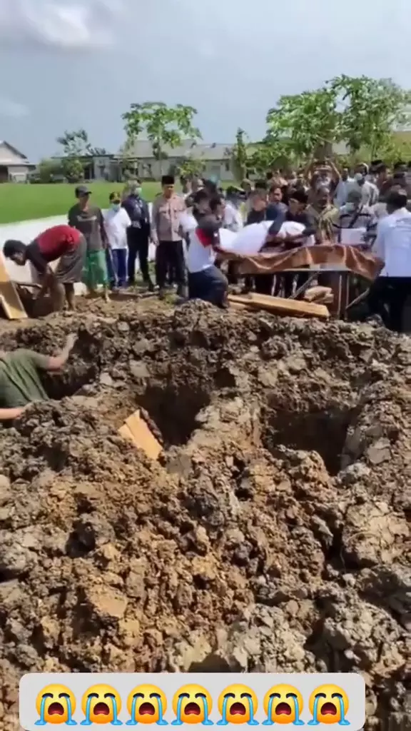 Momen pemakaman keluarga korban pembunuhan di Indramayu © 2025 brilio.net