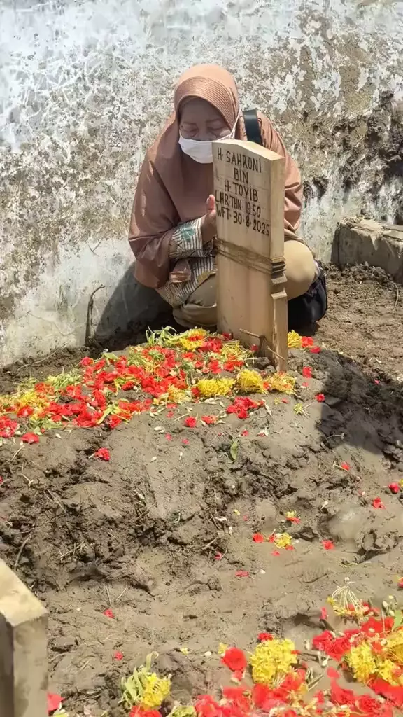 Momen pemakaman keluarga korban pembunuhan di Indramayu © 2025 brilio.net