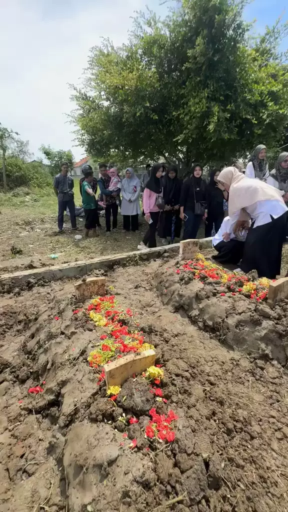 Momen pemakaman keluarga korban pembunuhan di Indramayu © 2025 brilio.net