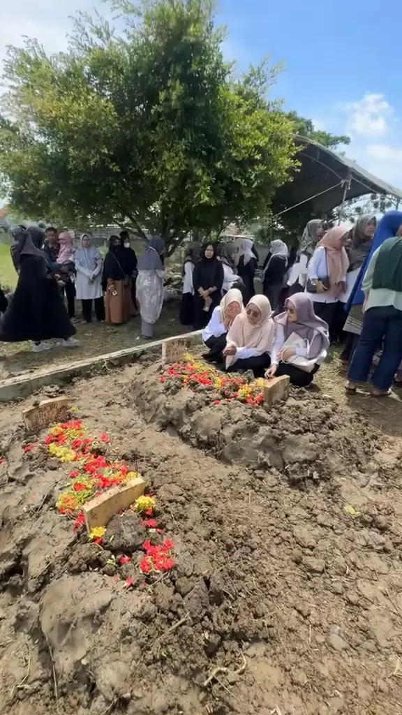 Momen pemakaman keluarga korban pembunuhan di Indramayu © 2025 brilio.net