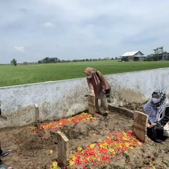 7 Momen pemakaman keluarga korban pembunuhan di Indramayu, isak tangis iringi penguburan