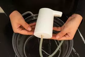 Tanpa sikat khusus, ini cara mudah bersihkan selang dispenser dekil berlumut bermodal 2 bahan dapur