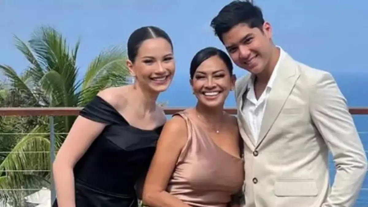 Rayakan pesta bertema white greenery, 5 potret harmonis keluarga Alyssa Daguise di resepsi sang kakak