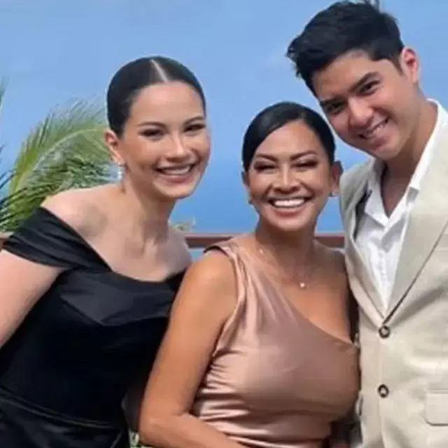 Rayakan pesta bertema white greenery, 5 potret harmonis keluarga Alyssa Daguise di resepsi sang kakak