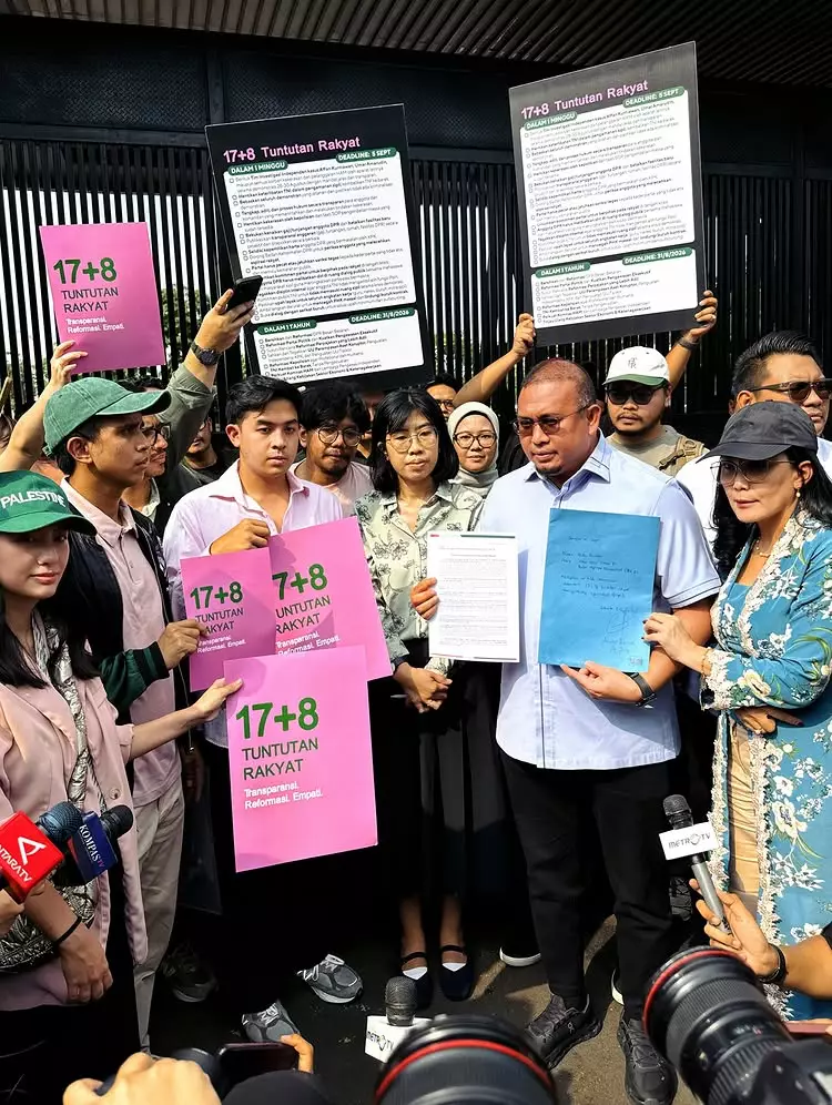 Jerome Polin dan artis lain serahkan tuntutan rakyat ke DPR © 2025 Instagram