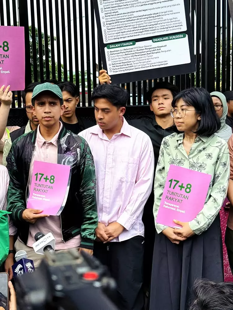 Jerome Polin dan artis lain serahkan tuntutan rakyat ke DPR © 2025 Instagram