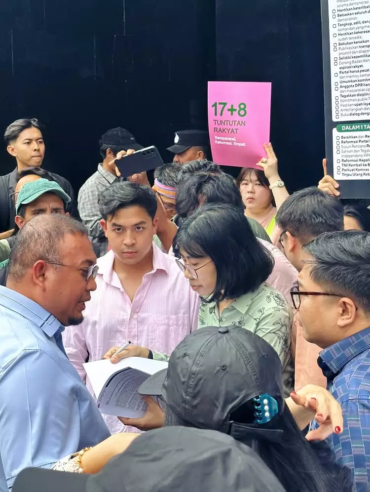Jerome Polin dan artis lain serahkan tuntutan rakyat ke DPR © 2025 Instagram