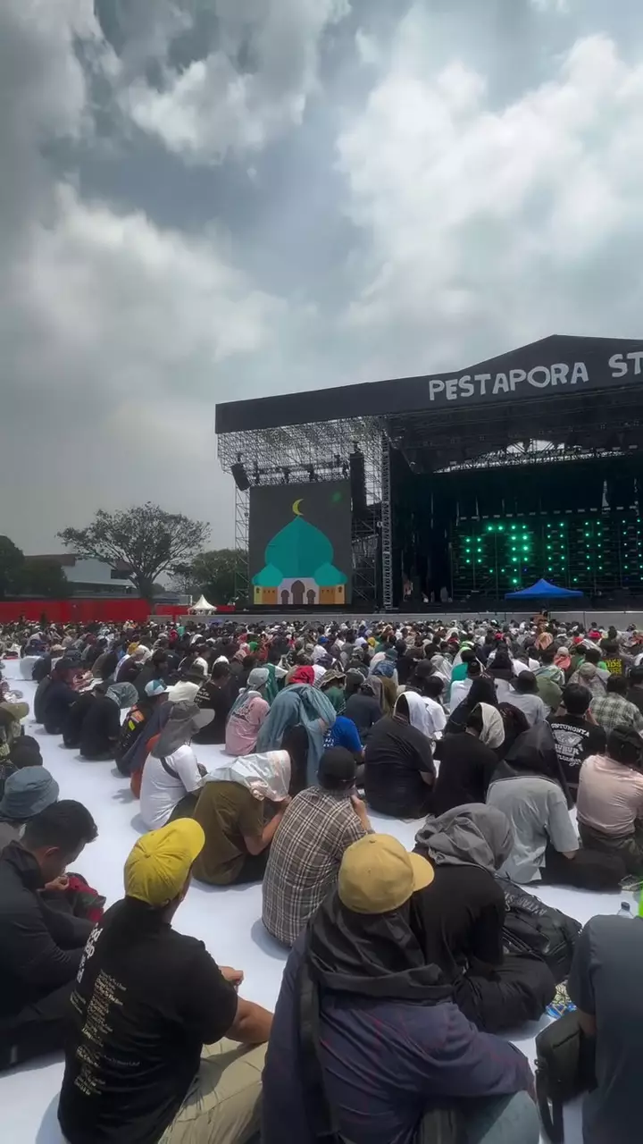 Rhoma Irama jadi khatib solat Jumat di Pestapora © 2025 brilio.net