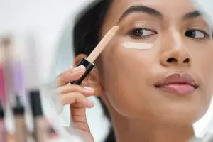 6 Cara agar concealer tahan lama 12 jam, bikin makeup tetap flawless seharian