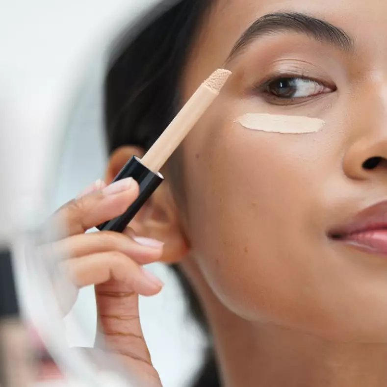 6 Cara agar concealer tahan lama 12 jam, bikin makeup tetap flawless seharian
