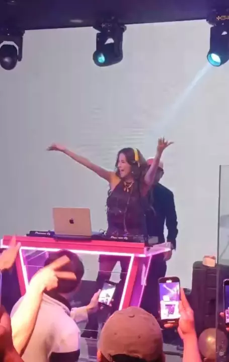 lepas hijab Olla Ramlan jadi DJ © berbagai sumber