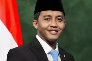 Sosok Raja Juli Antoni, menteri kehutanan yang viral usai main domino dengan tersangka pembalakan liar