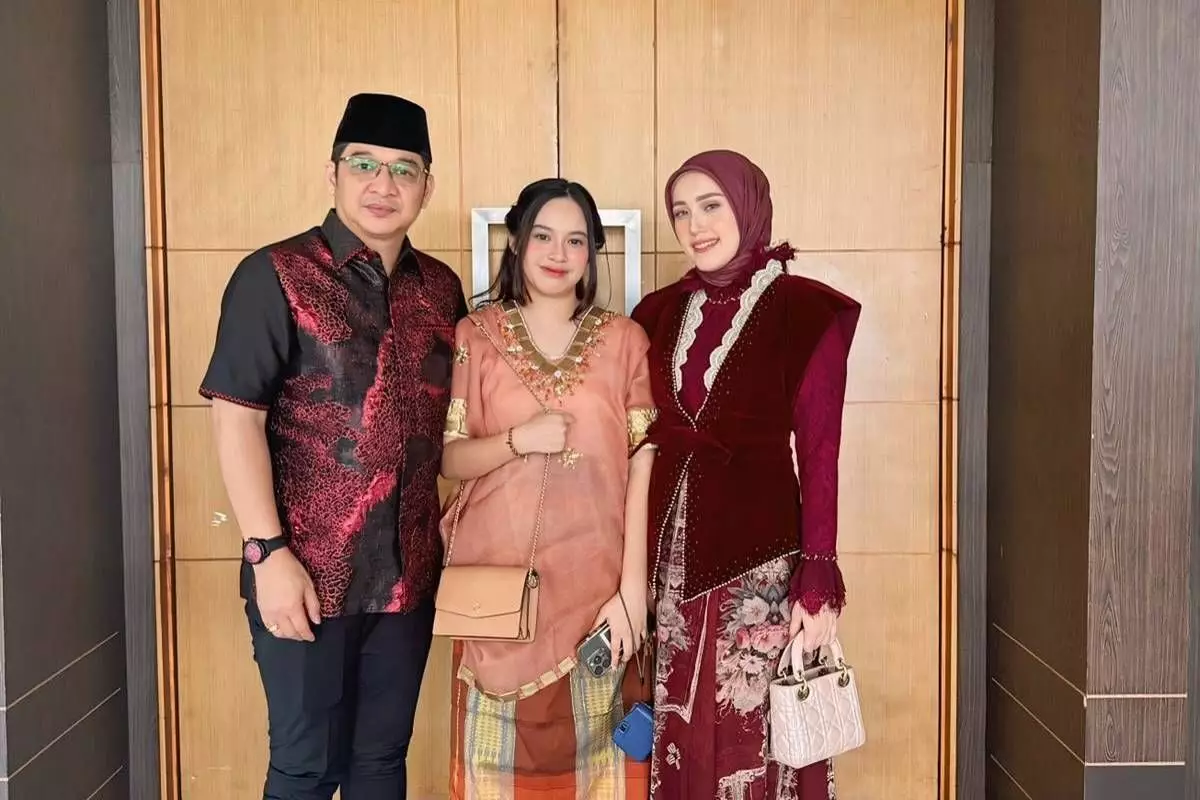7 Potret Pasha Ungu kondangan bareng istri dan anaknya di Palu, pesona anak gadisnya curi perhatian