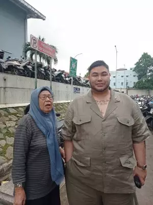nenek asal Palembang tagih uang © TikTok