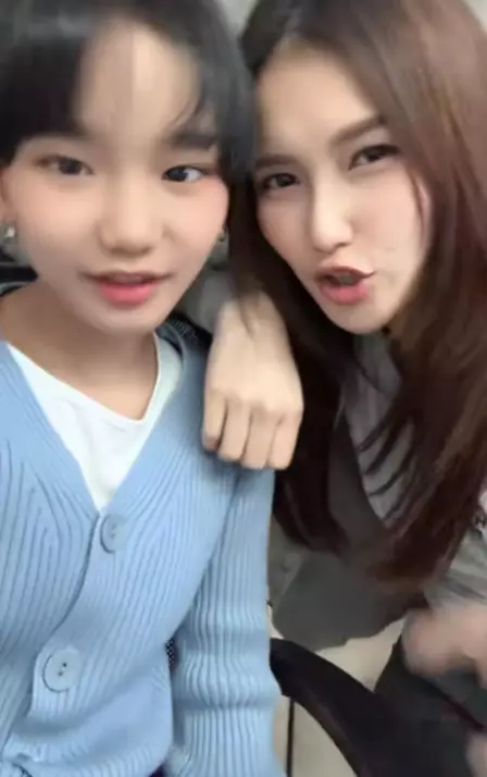Ayu Ting Ting TikTokan bareng Bilqis © TikTok Ayu Ting Ting TikTokan bareng Bilqis © TikTok