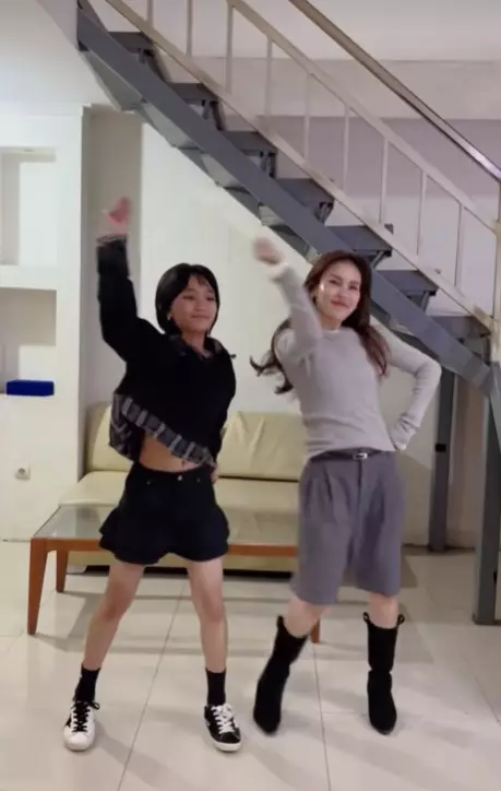 Ayu Ting Ting TikTokan bareng Bilqis © TikTok Ayu Ting Ting TikTokan bareng Bilqis © TikTok
