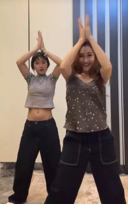 Ayu Ting Ting TikTokan bareng Bilqis © TikTok Ayu Ting Ting TikTokan bareng Bilqis © TikTok