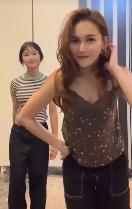 Ayu Ting Ting TikTokan bareng Bilqis © TikTok Ayu Ting Ting TikTokan bareng Bilqis © TikTok