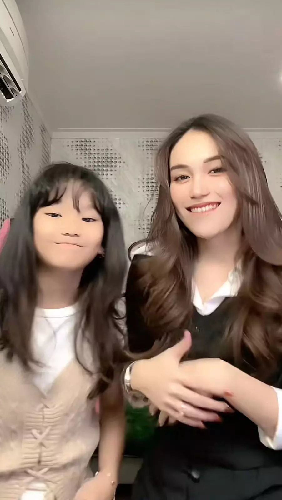 Ayu Ting Ting TikTokan bareng Bilqis © TikTok Ayu Ting Ting TikTokan bareng Bilqis © TikTok