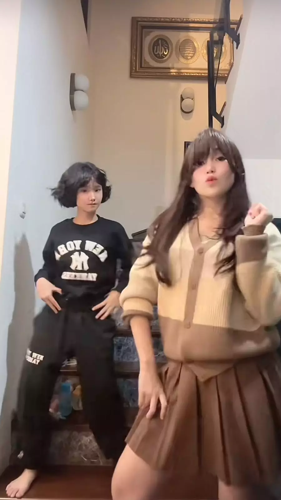 Ayu Ting Ting TikTokan bareng Bilqis © TikTok Ayu Ting Ting TikTokan bareng Bilqis © TikTok