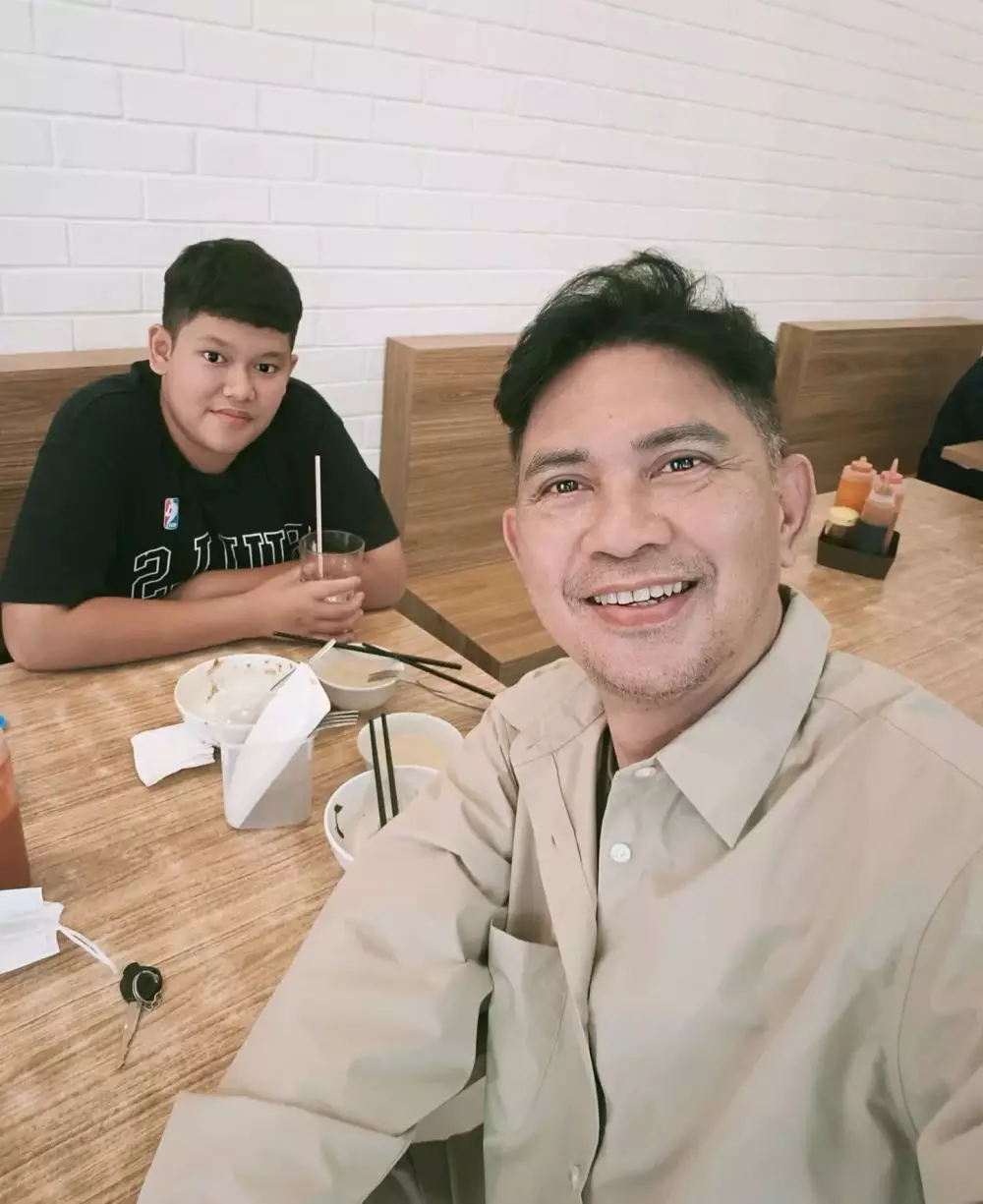 kebersamaan Ronnie Sianturi dan anak angkatnya © Instagram
