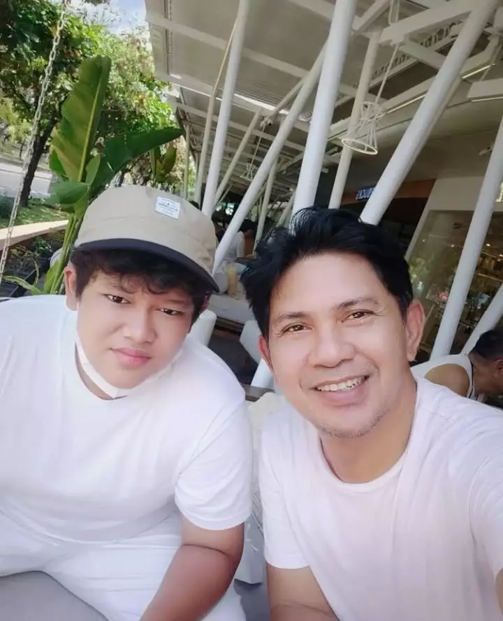 kebersamaan Ronnie Sianturi dan anak angkatnya © Instagram