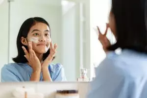 5 Cara menggunakan sunscreen yang benar agar efektif 100%, hasilnya kulit sehat dan glowing