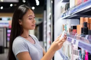 5 Tips cerdas memilih produk makeup yang aman dan awet untuk pemula