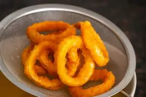 Bikin onion ring krispi kayak di kafe? Ikutin trik simpel pakai satu bahan ini