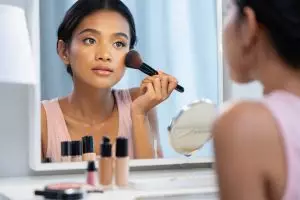 7 Trik makeup simple dan hemat waktu, cocok untuk wanita super sibuk