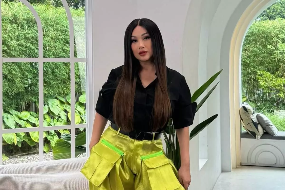 Interiornya estetik, intip 5 potret ruang tengah rumah Titi DJ, piala penghargaan terpajang rapi