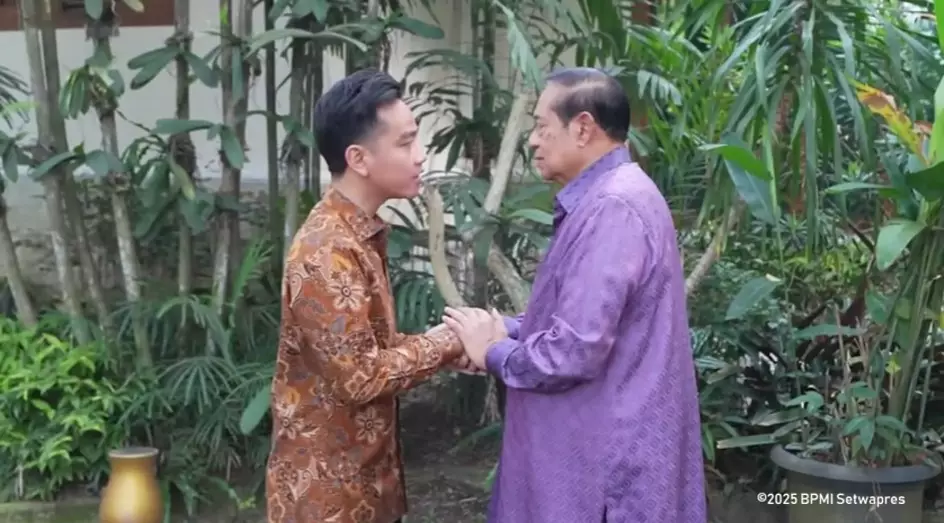 Gibran dan Selvi Ananda ke rumah SBY © YouTube Gibran dan Selvi Ananda ke rumah SBY © YouTube