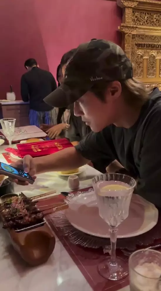 Ricky Cuaca makan malam bareng Kim Hyun-joong © Instagram