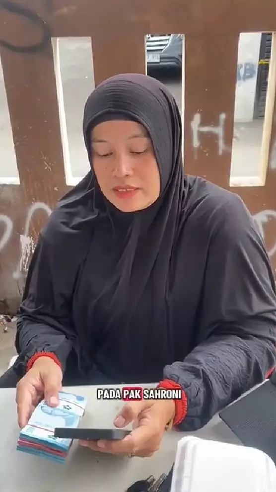emak kembalikan uang dolar milik Sahroni © TikTok emak kembalikan uang dolar milik Sahroni © TikTok
