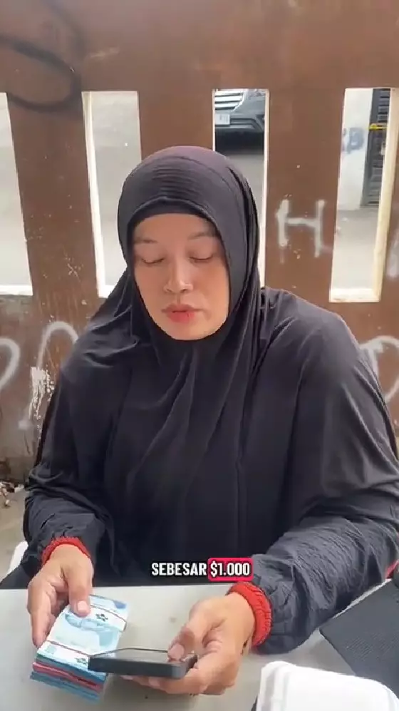 emak kembalikan uang dolar milik Sahroni © TikTok emak kembalikan uang dolar milik Sahroni © TikTok