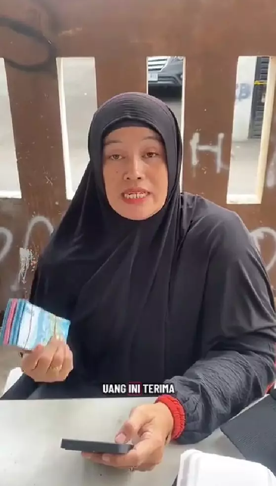 emak kembalikan uang dolar milik Sahroni © TikTok emak kembalikan uang dolar milik Sahroni © TikTok